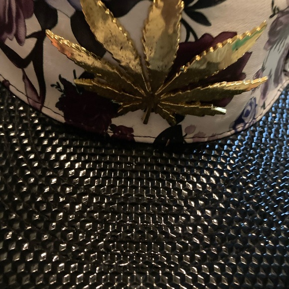 Star Box snap back cap floral Polyurethane nwot - Picture 2 of 7